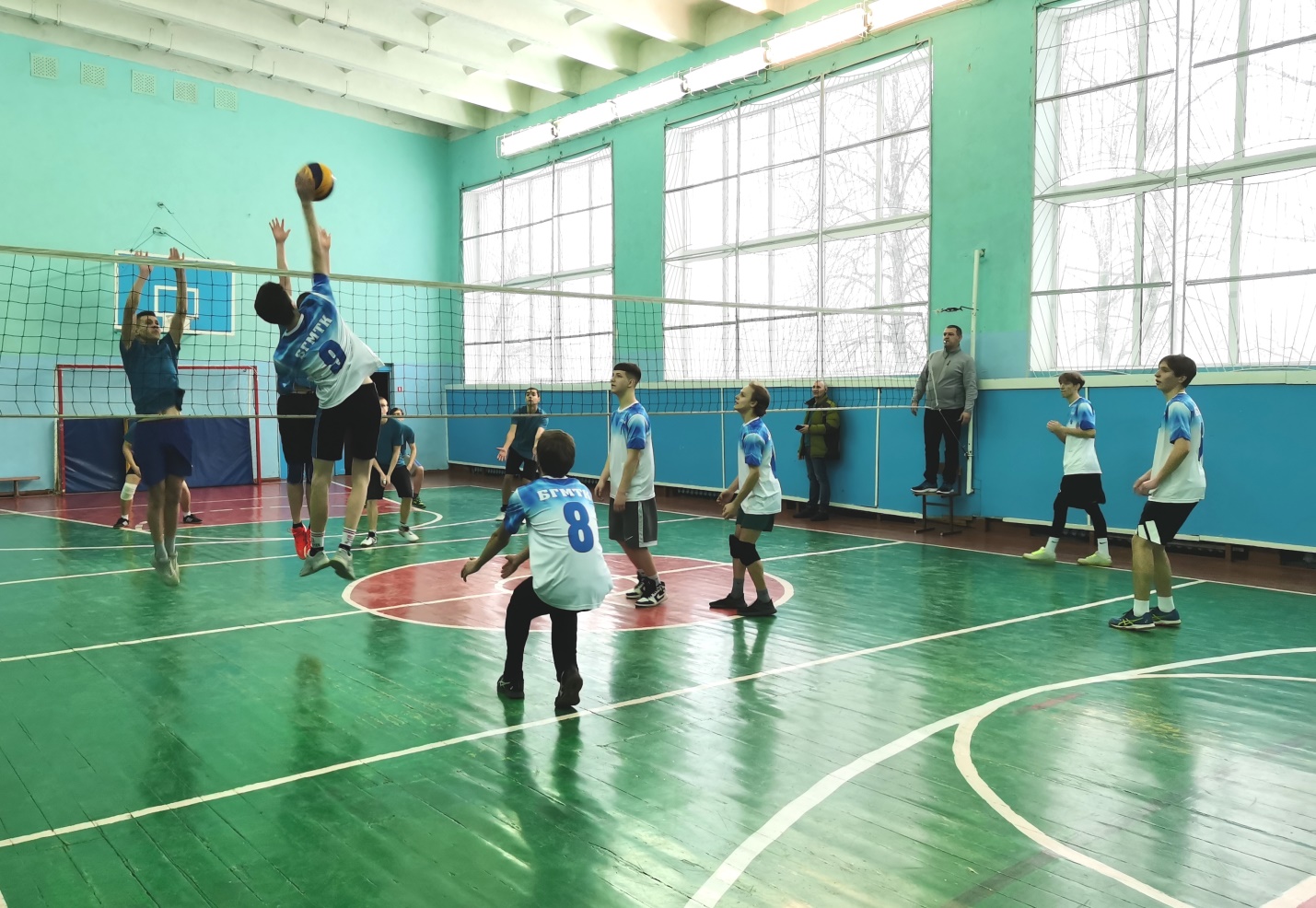 Товарищеская встреча по волейболу между учащимися колледжа и учащимися ГУО «Средняя школа № 28 г.Бобруйска»
