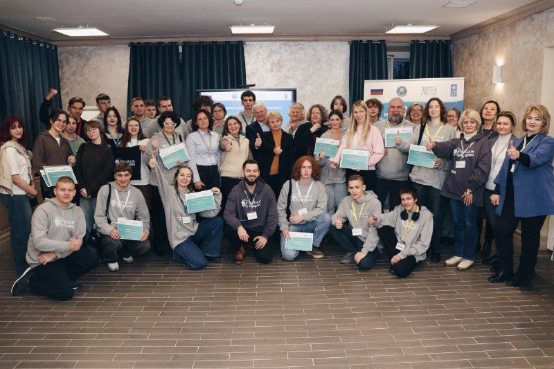 Команда государственного учреждения образования "Бобруйский государственный механико-технологический колледж" в составе учащихся Михалевой Полины, Веревкина Александра и Сидельникова Романа под руководством Жаровой Татьяны Георгиевны, мастера производстве