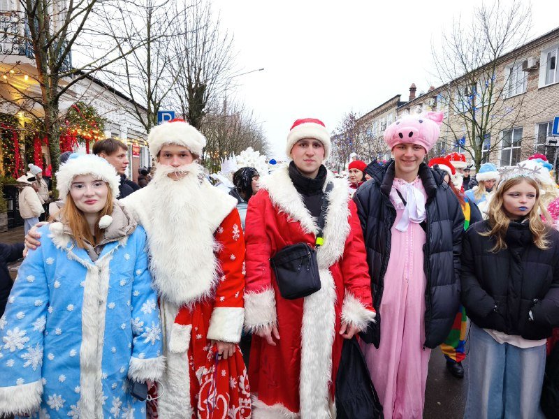 В преддверии Нового года учащиеся нашего колледжа приняли активное участие в традиционном городском шествии Дедов Морозов и сказочных персонажей.