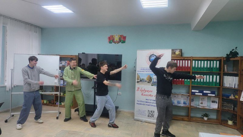 В рамках сотрудничества с УО" Климовичский государственный аграрный коледж" с целью сплоченности учебной группы, с учащимися проведено коррекцонное занятие с элементами тренинга "Вместе весело шагать", целью которого является межличностное взаимодействие,